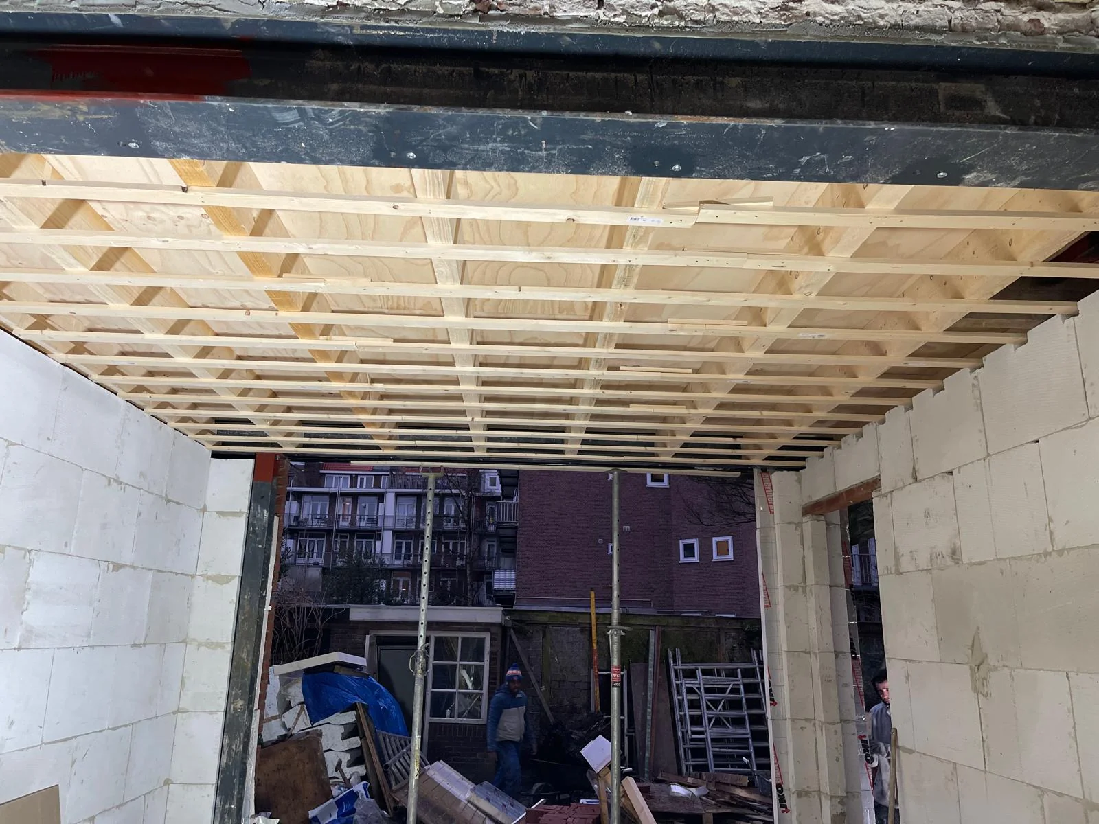 Doorkijk vanuit de bestaande woonkamer door de hoofdligger heen de aanbouw in.