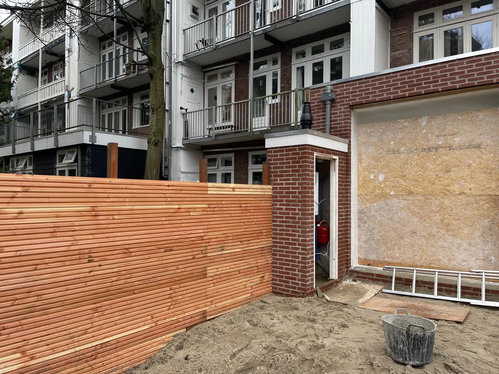 Een aparte bakstenen kolom voor de rookgasafvoer van de cv-ketel, als architectonisch element.