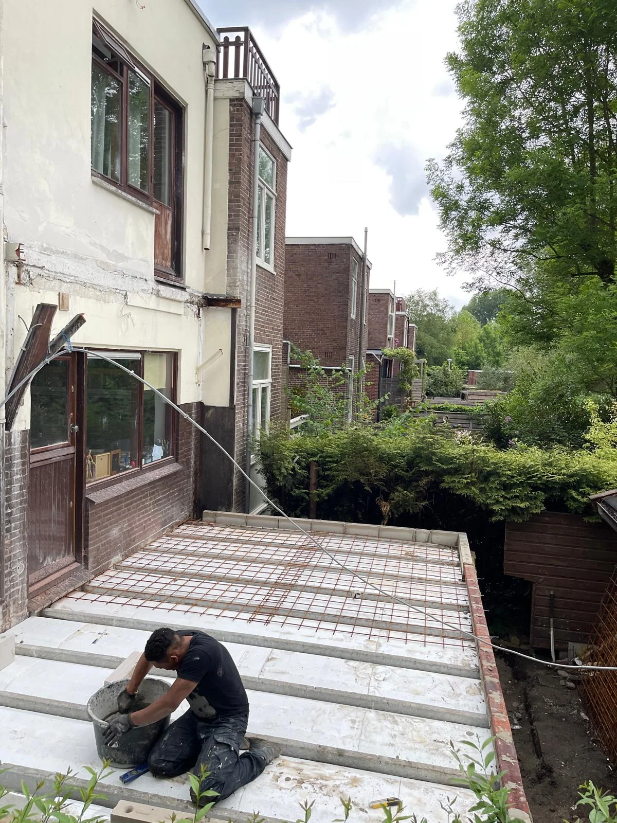 PS-combinatievloer in uitvoering: EPS-elementen tussen betonribben, wapeningsnet erop, klaar voor de druklaag.