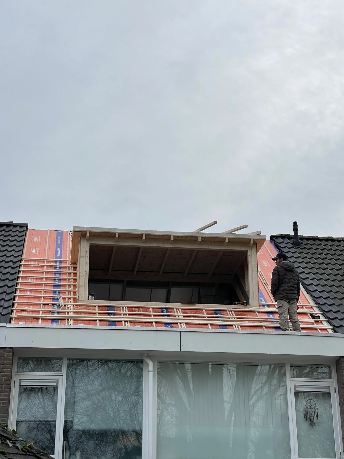 Detailaanzicht van de raveeldrager en de bovenliggers van de dakkapel, vanaf de eerste verdieping.