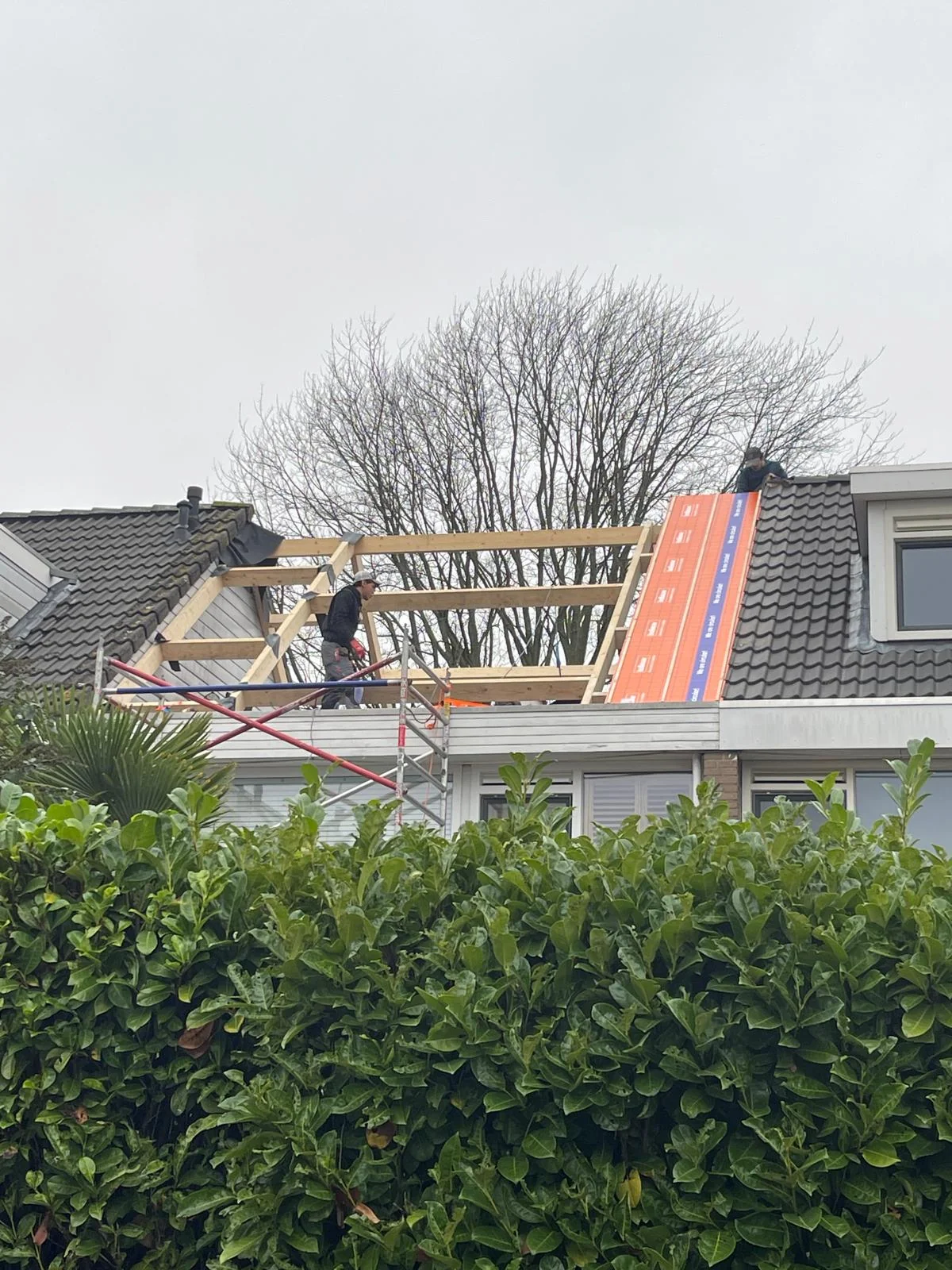 De rechter dakhelft is gestript en de eerste PIR-platen liggen op de sparren rondom de dakkapel.