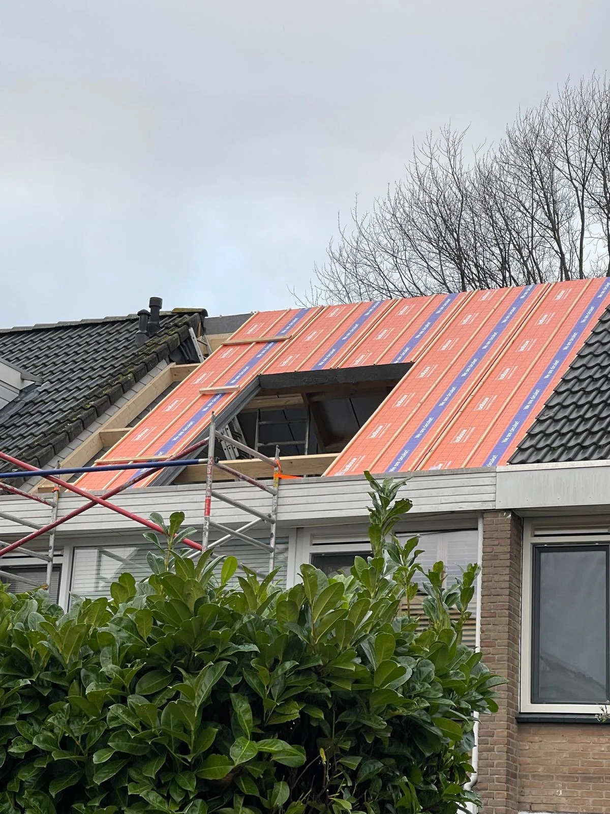 Het volledige isolatiepakket: PIR-platen met getapete naden, contralatten en panlatten.