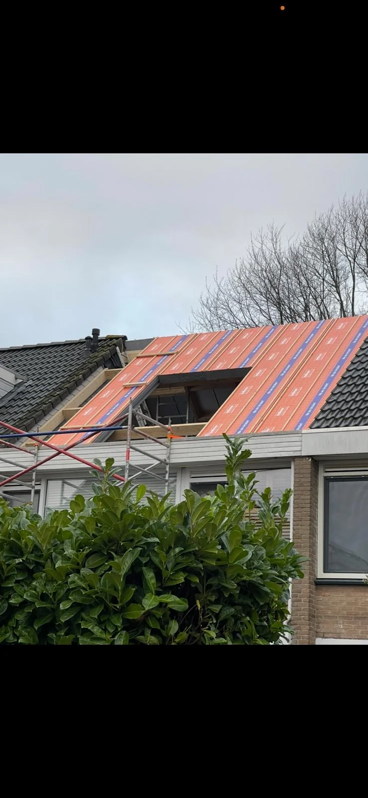Het rechter dakvlak in volle uitvoering, met de PIR-platen doorlopend tot aan de dakkapel.